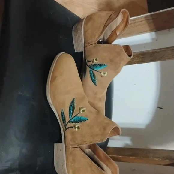 Indigo Brown Ankle Boots with Floral Embroidery - Picture 3 of 9